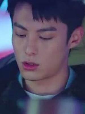 我把他們的衣褲抓起來奪門而出