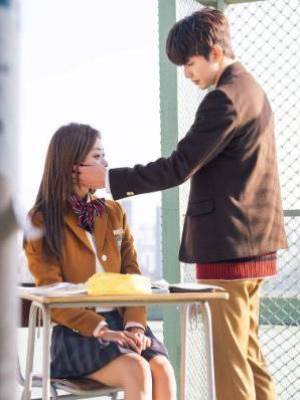 戀愛腦校草他不想追妻